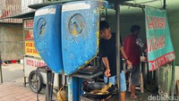 Ada dua fasilitas telepon umum yang dimanfaatkan PKL tersebut. 