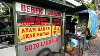 Pedagang memanfaatkan fasilitas telepon umum itu untuk pelindung penggorengan dan alat pembakaran.