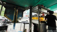 Telepon umum mungkin sudah jadi fasilitas yang dianggap usang bagi sebagian besar orang-orang. Meski begitu, telepon umum masih dianggap berguna oleh PKL tersebut.