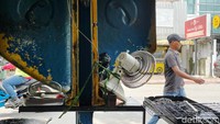 Pesawat telepon umum yang pembayarannya menggunakan uang koin itu juga sudah tak terlihat di lokasi.