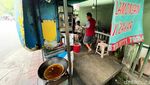 Upsss! Bekas Telepon Umum Ini Disulap PKL Jadi Tempat Masak