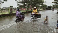 Genangan air berada di sisi Utara stasiun, di pojok Pasar Ngeseng, Desa Gatak, Kecamatan Delanggu. Air berasal dari saluran dan jalan sekitar pasar dan stasiun.