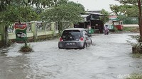 Lokasi yang berada di dataran rendah dan cekungan membuat air cepat terkumpul. Sedangkan saluran pembuangan tidak mampu menampung air seluruhnya.
