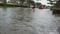 Ragil, pedagang makanan di taman Desa Gatak mengatakan hujan cukup deras sekitar pukul 14.00 WIB. Air yang terkumpul di lokasi tidak bisa terbuang ke saluran.