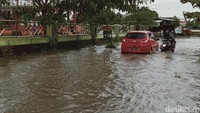 Diduga drainase yang buruk membuat genangan air sulit untuk surut.