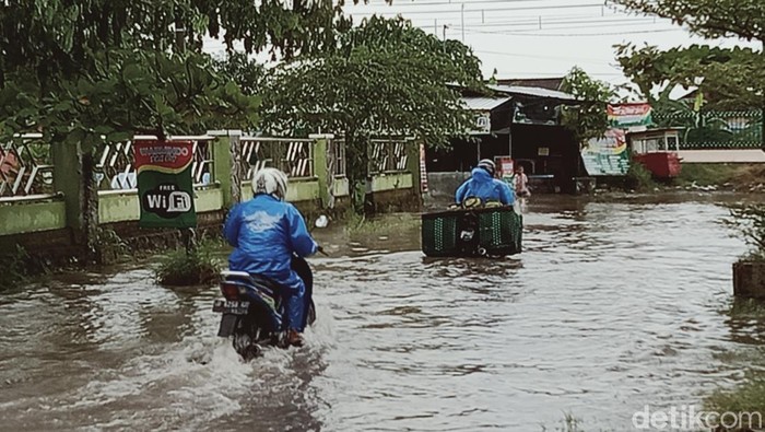 Foto-foto jalan di Klaten yang Sempat Banjir hingga Bikin Mobil Mogok Hujan lebat sekitar satu jam membuat jalan alternatif ke arah Stasiun Kereta Api Delanggu, Kecamatan Delanggu, Klaten, Jawa Tengah terendam.