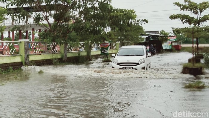 Hujan lebat sekitar satu jam membuat jalan alternatif ke arah Stasiun Kereta Api Delanggu, Kecamatan Delanggu, Klaten, Jawa Tengah terendam.