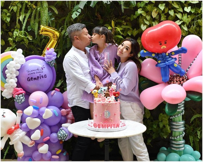 Pada Senin (17/01/2022), Gading Marten mengunggah momen manis bersama Gempi dan mantan istrinya di Instagram. Tampak pesta ulang tahun Gempi bertema BT21 dengan nuansa warna ungu-pink. Foto: Instagram Gading Marten