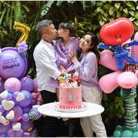 Pada Senin (17/01/2022), Gading Marten mengunggah momen manis bersama Gempi dan mantan istrinya di Instagram. Tampak pesta ulang tahun Gempi bertema BT21 dengan nuansa warna ungu-pink. Foto: Instagram Gading Marten