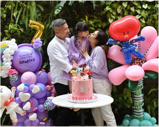 Perceraian tak menghalangi Gading Marten dan Gisel untuk tampil bersama di ulang tahun Gempi yang ketujuh. Keduanya kumpul bersama lagi demi memeriahkan pesta ulang tahun buah hati mereka. Foto: Instagram Gading Marten