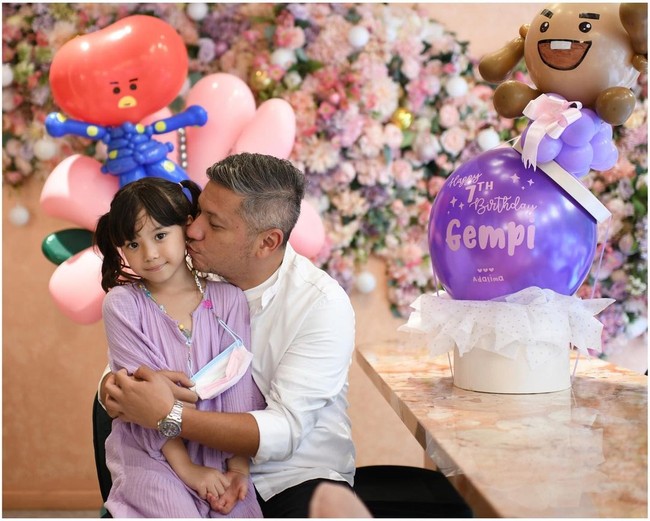 Gading, Gisel dan Gempi pun kompak berbusana putih-ungu. Ketiganya memasang pose saling berpelukan. Foto: Instagram Gading Marten