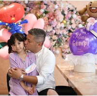 Gading, Gisel dan Gempi pun kompak berbusana putih-ungu. Ketiganya memasang pose saling berpelukan. Foto: Instagram Gading Marten