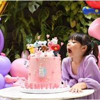 Gempi terlihat manis mengenakan gaun ungu dan rambut dikuncir dua. Dia tampak semangat memandangi cake ulang tahun dengan hiasan karakter BT21. Foto: Instagram Gading Marten