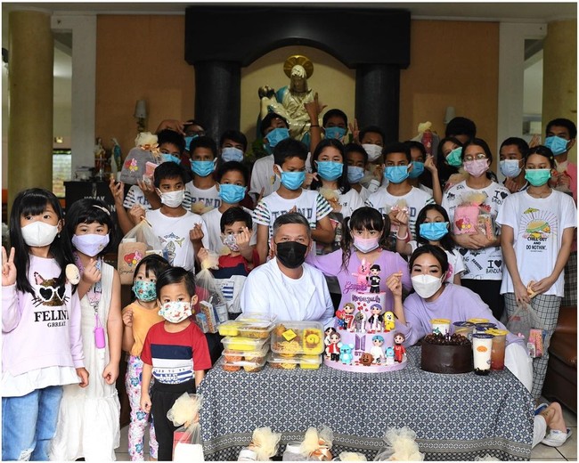 “Kesayangan papa mama sudah tambah besar.. doa terbaik untuk Empi sayang… Terima Kasih Tuhan selalu menyertai Gempi… biarlah hidupmu menyenangkan banyak orang dan menjadi berkat untuk banyak orang juga… semoga bahagia hidupmu selalu nak…” tulis Gading Marten pada caption foto. Foto: Instagram Gading Marten