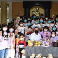 “Kesayangan papa mama sudah tambah besar.. doa terbaik untuk Empi sayang… Terima Kasih Tuhan selalu menyertai Gempi… biarlah hidupmu menyenangkan banyak orang dan menjadi berkat untuk banyak orang juga… semoga bahagia hidupmu selalu nak…” tulis Gading Marten pada caption foto. Foto: Instagram Gading Marten