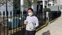  Hidup sendirian di luar negeri membuat Felicia harus mandiri. Membeli makanan harus dilakukannya seorang diri dengan berjalan kaki. Foto: Instagram/feliciaahutapeaaa