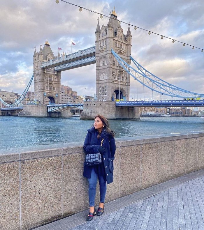 Galeri Felicia Hutapea Momen Anak Hotman Paris, Felicia Hutapea Saat Kulineran di Inggris