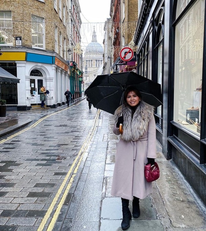 Momen Anak Hotman Paris, Felicia Hutapea Saat Kulineran di Inggris