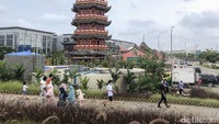 Pekerja menyesaikan bangunan di kawasan kuliner bernuansa Pecinan di PIK, akhir pekan kemarin. Tahun Imlek 2537 bertepatan dengan tahun macan air. Menurut para pakar, sikuls tahun macan air pada kalender Imlek terjadi 60 tahun sekali.