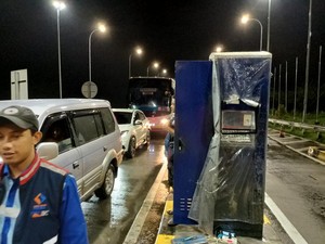Mesin GTO Tersambar Petir, Lalin Tol Probolinggo Barat Sempat Macet