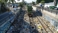 Para pencuri masuk ke gerbong kereta api dengan memanfaatkan perhentian kereta. Pencuri melancarkan operasinya dengan menunggu kereta barang di rel. Mereka kemudian naik ke peti kemas dan membobolnya dengan tang.