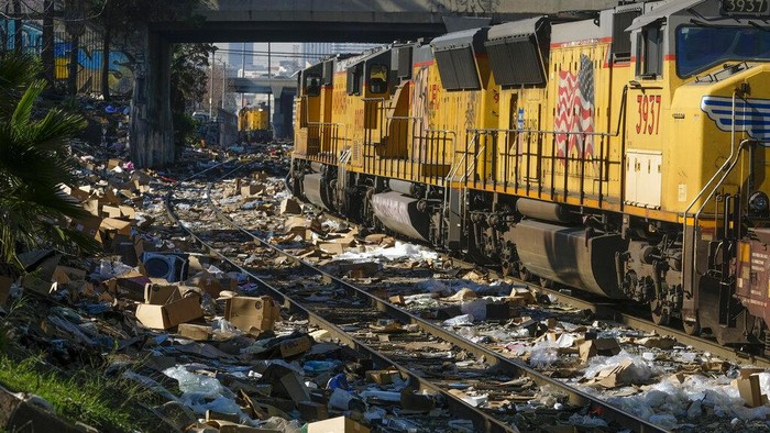 Heboh Perampokan Kereta Barang di AS Shredded boxes and packages are seen at a section of the Union Pacific train tracks in downtown Los Angeles Friday, Jan. 14, 2022. Thieves have been raiding cargo containers aboard trains nearing downtown Los Angeles for months, leaving the tracks blanketed with discarded packages. The sea of debris left behind included items that the thieves apparently didn't think were valuable enough to take, CBSLA reported Thursday. (AP Photo/Ringo H.W. Chiu)