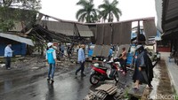 Petugas dari PLN serta Dinas Perhubungan terlihat mendatangi lokasi atap parkir angkutan yang roboh. Evakuasi kontruksi atap berbahan besi tersebut sedang dilakukan. 
