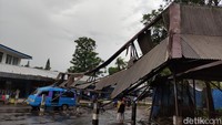 Suyono (30), penjual bakso yang selamat dari kejadian itu menceritakan, hujan angin disertai angin kencang sebelumnya melanda kawasan Terminal Arjosari. Suyono yang sudah terjebak dibawah atap parkiran angkutan umum hanya bisa bertahan bersama rombong baksonya. 