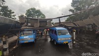 Dua unit angkutan umum yang tertimpa kontruksi atap parkir, terlihat tak begitu mengalami kerusakan parah. Kepala BPBD Kota Malang, Ali Mulyanto menyebut, ada dua titik pohon tumbang akibat hujan angin disertai angin kencang siang tadi. 
