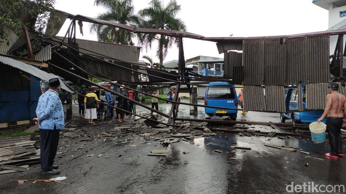 Hujan deras disertai angin kencang terjadi di Kota Malang dan sekitarnya, siang tadi. Atap parkir angkot di Terminal. Arjosari, Kota Malang, roboh.