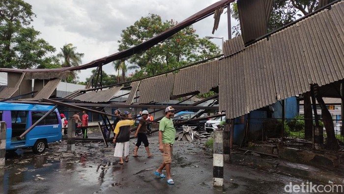 Hujan deras disertai angin kencang terjadi di Kota Malang dan sekitarnya, siang tadi. Atap parkir angkot di Terminal. Arjosari, Kota Malang, roboh.