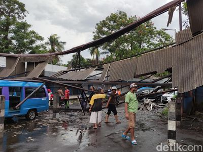 Hujan Disertai Angin Bikin Atap Terminal Arjosari Malang Roboh