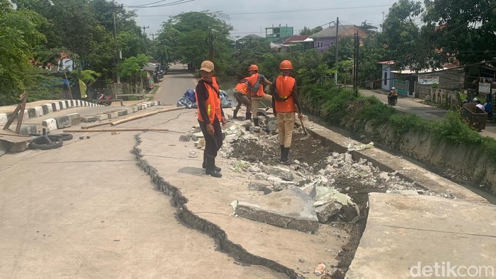 Jembatan ambles di Karawang.