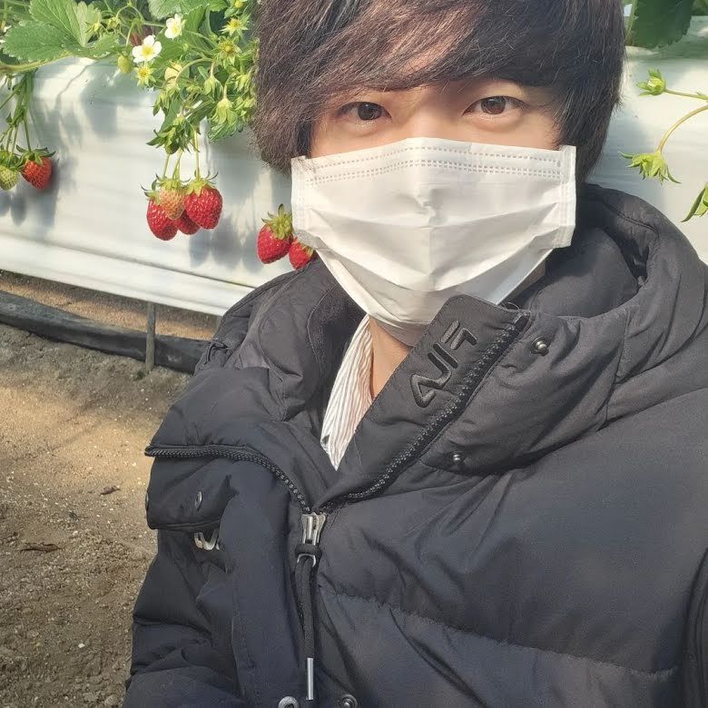 Jin BTS panen strawberry di kebun paman