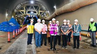 Momen Jokowi saat memberikan arah dalam kunjungannya di proyek Kereta Cepat Jakarta-Bandung di Kabupaten Purwakarta.