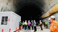 Dalam arahannya, Jokowi mengatakan, masalah di tunnel 2 mesti diselesaikan.