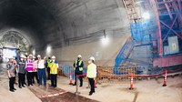 Jokowi ditemani Sekretaris Kabinet Pramono Pramono Anung, Menteri Koordinator Bidang Kemaritiman dan Investasi Luhut Binsar Pandjaitan, Menteri Perhubungan Budi Karya Sumadi, dan Gubernur Jawa Barat Ridwan Kamil.