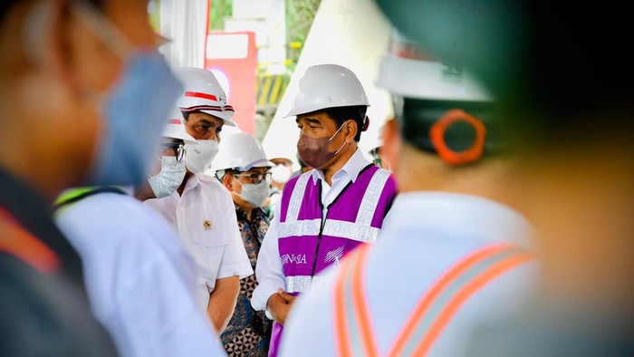 Presiden Joko Widodo meninjau proyek Kereta Cepat Jakarta-Bandung di Kabupaten Purwakarta. Kehadiran Jokowi untuk melihat langsung pembangunan terowongan yang sebelumnya dikabarkan terkendala karena melewati tanah lunak atau lempung, Senin, (17/1/2022).
