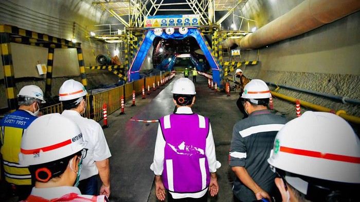 Presiden Joko Widodo meninjau proyek Kereta Cepat Jakarta-Bandung di Kabupaten Purwakarta. Kehadiran Jokowi untuk melihat langsung pembangunan terowongan yang sebelumnya dikabarkan terkendala karena melewati tanah lunak atau lempung, Senin, (17/1/2022).