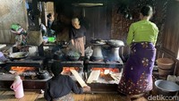 Aneka makanan dibuat ibu-ibu di Kampung Adat Sinaresmi ini. Bahannya diambil langsung dari ladang dan sawah.