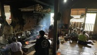 Ibu-ibu di Kampung Adat Sinaresmi bergantian menjaga tungku atau membuat dapur di kasepuhan selalu menyala. Merekalah yang memasak nasi, sayur, hingga lauk pauk.