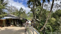 Kampung Adat Sinaresmi jadi titik masuk ke Ciptagelar. Dari sini, jalanan mulai rusak dan mengerikan. Jalur ini, bukan jalan ideal untuk dilewati traveler di saat hujan.