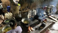 Nasi di Imah Gede tak dijual. Makanan itu untuk pendatang dari luar atau tamu abah atau orang yang dituakan di desa wisata.