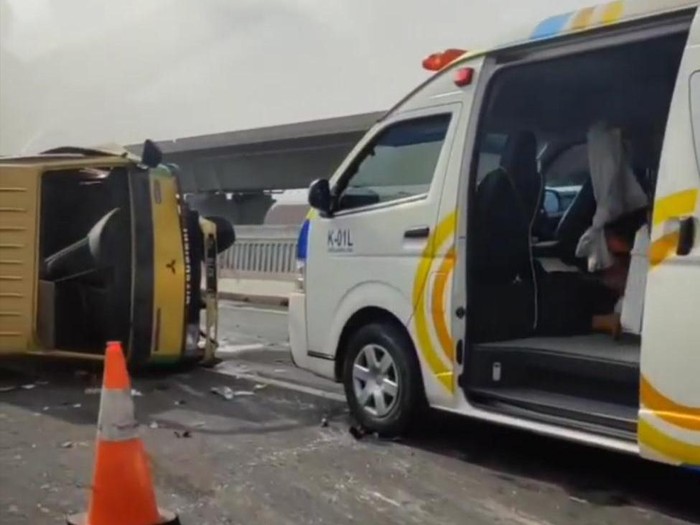 Kecelakaan antara truk dengan mobil jenis minibus terjadi di Tol Layang Mogammed Bin Zayed (MBZ). Lalu lintas dilaporkan macet  (dok Instagram @ achmadrifai13)