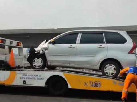 Kecelakaan antara truk dengan mobil jenis minibus terjadi di Tol Layang Mogammed Bin Zayed (MBZ). Lalu lintas dilaporkan macet  (dok Instagram @ achmadrifai13)