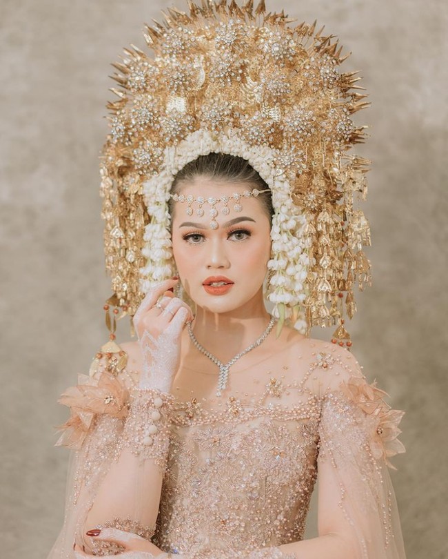 Bagi kamu yang sedang menjalin hubungan beda usia seperti Amy, wanita 25 tahun itu memiliki sedikit saran. Age is just a number. Karena kenyamanan bukan dinilai dari umur. But how your partner make you feel comfort and safety. Jangan dengerin kata orang! Yang jalanin kita, bukan netizen, pungkas Amy. Foto: Dok. Instagram @amyaudithaa.