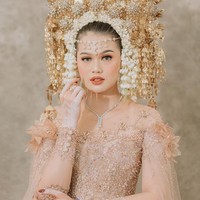 Bagi kamu yang sedang menjalin hubungan beda usia seperti Amy, wanita 25 tahun itu memiliki sedikit saran. Age is just a number. Karena kenyamanan bukan dinilai dari umur. But how your partner make you feel comfort and safety. Jangan dengerin kata orang! Yang jalanin kita, bukan netizen, pungkas Amy. Foto: Dok. Instagram @amyaudithaa.