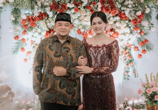 Selain itu, menurut Amy suaminya adalah sosok yang ramah, supel kepada setiap orang dan juga menyayangi keluarganya. Perbedaan usia yang jauh pun tak menjadi penghalang berarti dalam pernikahan mereka. Aku rasa sampai kita married, alhamdulillah nggak ada hambatan ya. Karena proses kita dekat, lamaran dan nikah itu semua atas restu dan dukungan kedua keluarga. Keluarga kita malah yang semangatin banget dan ngasih restu dari awal. Jadi jalannya lancar, ucap Amy. Foto: Dok. Instagram @amyaudithaa.