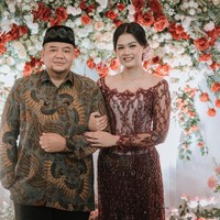 Selain itu, menurut Amy suaminya adalah sosok yang ramah, supel kepada setiap orang dan juga menyayangi keluarganya. Perbedaan usia yang jauh pun tak menjadi penghalang berarti dalam pernikahan mereka. Aku rasa sampai kita married, alhamdulillah nggak ada hambatan ya. Karena proses kita dekat, lamaran dan nikah itu semua atas restu dan dukungan kedua keluarga. Keluarga kita malah yang semangatin banget dan ngasih restu dari awal. Jadi jalannya lancar, ucap Amy. Foto: Dok. Instagram @amyaudithaa.