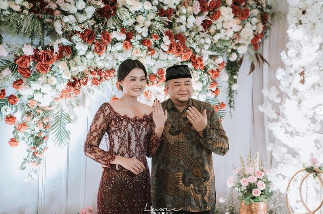 Amy saat ini berusia 25 tahun, sedangkan suaminya 46 tahun. Amy pun mengungkapkan alasan mengunggah video TikTok tersebut. Seru-seruan saja sih kita bawa bercanda aja. Tapi memang setiap kita ke mall atau tempat makan, itu pasti ada aja yang ngeliatin secara frontal banget. Ada juga yang mukanya bingung, ini pasangannya atau anaknya. Tapi nggak pernah kita bawa serius, ungkap Amy seraya tertawa kepada Wolipop belum lama ini. Foto: Dok. Instagram @amyaudithaa.